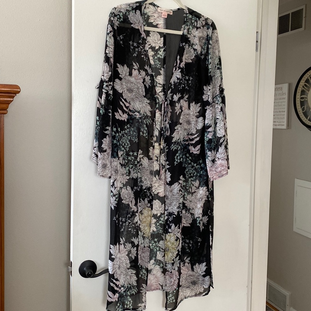 Floral kimono with bell sleeves